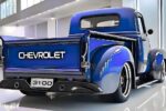 El regreso del Chevy 3100 en su versión 2026 ha causado gran expectativa en el mundo automotriz. Este modelo combina la esencia clásica de las camionetas de los años 50 con la innovación tecnológica del presente. Chevrolet ha logrado reinterpretar un ícono del pasado para ofrecer un vehículo que no solo apela a la nostalgia, sino que también responde a las necesidades modernas de los conductores. Inspiración en los Años 50 El diseño del Chevy 3100 2026 rinde homenaje a las camionetas que marcaron una época dorada en la historia del automóvil. Sus líneas redondeadas, la parrilla cromada y los detalles retro evocan el estilo inconfundible de los años 50. Sin embargo, esta inspiración no significa un simple regreso al pasado, sino una reinterpretación que combina tradición con modernidad. Diseño Exterior La carrocería del 3100 2026 mantiene proporciones robustas y elegantes. Los faros circulares con tecnología LED recuerdan a los modelos clásicos, mientras que las llantas de gran tamaño y los acabados metálicos aportan un aire contemporáneo. El resultado es una camioneta que conserva el espíritu vintage pero con un aspecto actualizado y atractivo para el mercado actual. Interior Moderno El interior del Chevy 3100 2026 sorprende por su equilibrio entre estilo retro y comodidad moderna. Los asientos están tapizados con materiales premium, mientras que el tablero integra detalles clásicos junto a una pantalla táctil de última generación. La conectividad total con smartphones y el sistema de sonido envolvente convierten cada viaje en una experiencia única. Tecnología Avanzada Aunque su diseño se inspira en los años 50, el 3100 2026 está equipado con las más recientes innovaciones tecnológicas. Incluye asistencias de conducción como control de crucero adaptativo, alerta de colisión y mantenimiento de carril. Además, cuenta con un sistema de cámaras que facilita el estacionamiento y mejora la seguridad en todo momento. Rendimiento y Motor Chevrolet ofrece distintas opciones de motorización para el 3100 2026. Se espera una versión híbrida que combine eficiencia con potencia, además de motores de combustión optimizados para un mejor rendimiento. La transmisión automática asegura una conducción suave y dinámica, ideal tanto para la ciudad como para trayectos largos. Sostenibilidad El Chevy 3100 2026 también refleja el compromiso de la marca con la sostenibilidad. La incorporación de materiales reciclados en el interior y la opción híbrida enchufable permiten reducir el impacto ambiental. De esta manera, Chevrolet logra que un modelo inspirado en el pasado se convierta en un vehículo preparado para el futuro. Experiencia de Conducción La camioneta ofrece una experiencia de conducción equilibrada entre confort y robustez. Su suspensión adaptativa garantiza estabilidad en terrenos difíciles y suavidad en carreteras urbanas. El volante multifunción y la disposición ergonómica de los controles hacen que cada trayecto sea cómodo y seguro. Impacto en el Mercado El lanzamiento del Chevy 3100 2026 busca atraer tanto a los amantes de los vehículos clásicos como a una nueva generación de conductores que valoran la innovación. Su diseño inspirado en los años 50 lo convierte en un modelo único dentro del segmento de camionetas, capaz de competir con rivales modernos sin perder su identidad histórica. Conclusión El Chevy 3100 2026 es una fusión perfecta entre pasado y presente. Con un diseño inspirado en los años 50, tecnología avanzada y un enfoque en la sostenibilidad, Chevrolet ha creado una camioneta que sorprende por su estilo y funcionalidad. Este modelo demuestra que la nostalgia puede convivir con la innovación, ofreciendo a los conductores una experiencia única que combina tradición y modernidad.